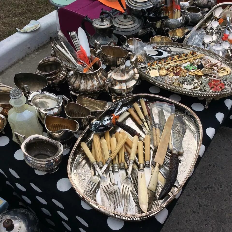 Блошиный рынок посуда. Барахолка часы работы. Посуда на блошином рынке сервизы. Посуда на блошином рынке сервизы. Блошиный рынок на 3 енисейской.