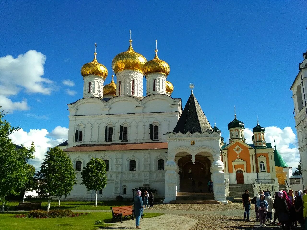 Ипатьевский монастырь Кострома. Свято-Троицкий Ипатьевский монастырь в Костроме. Ипатьевский монастырь близ Костромы. Ипатьевский монастырь Кострома весной. Ипатьевский монастырь сайт