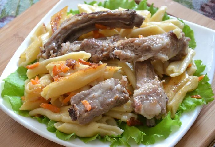 Свиные рёбрышки с макаронами. Вермишель с ребрышками. Свиные рёбрышки с макаронами. Ребрышки с макаронами. Ребра с макаронами.