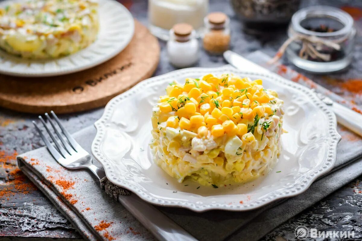 Салат из копчёной курицы с ананасами и кукурузой. Салат с копченой курицей и ананасами и кукурузой. Салат с ананасом и курицей копченой и сыром. Салат с копчёной курицей и ананасами.