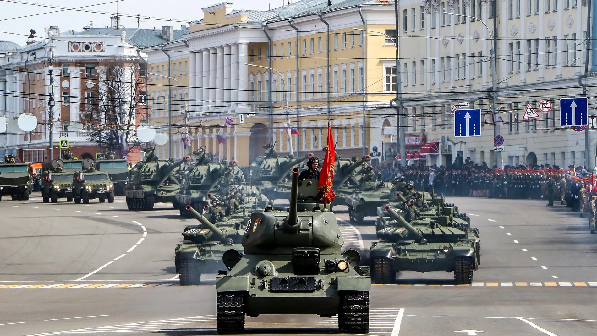 Нижний новгород какой военный. Парад Победы Минина Нижний. Бронетехника на параде Победы. Парад военной техники Нижний. Военная техника в Нижнем Новгороде.