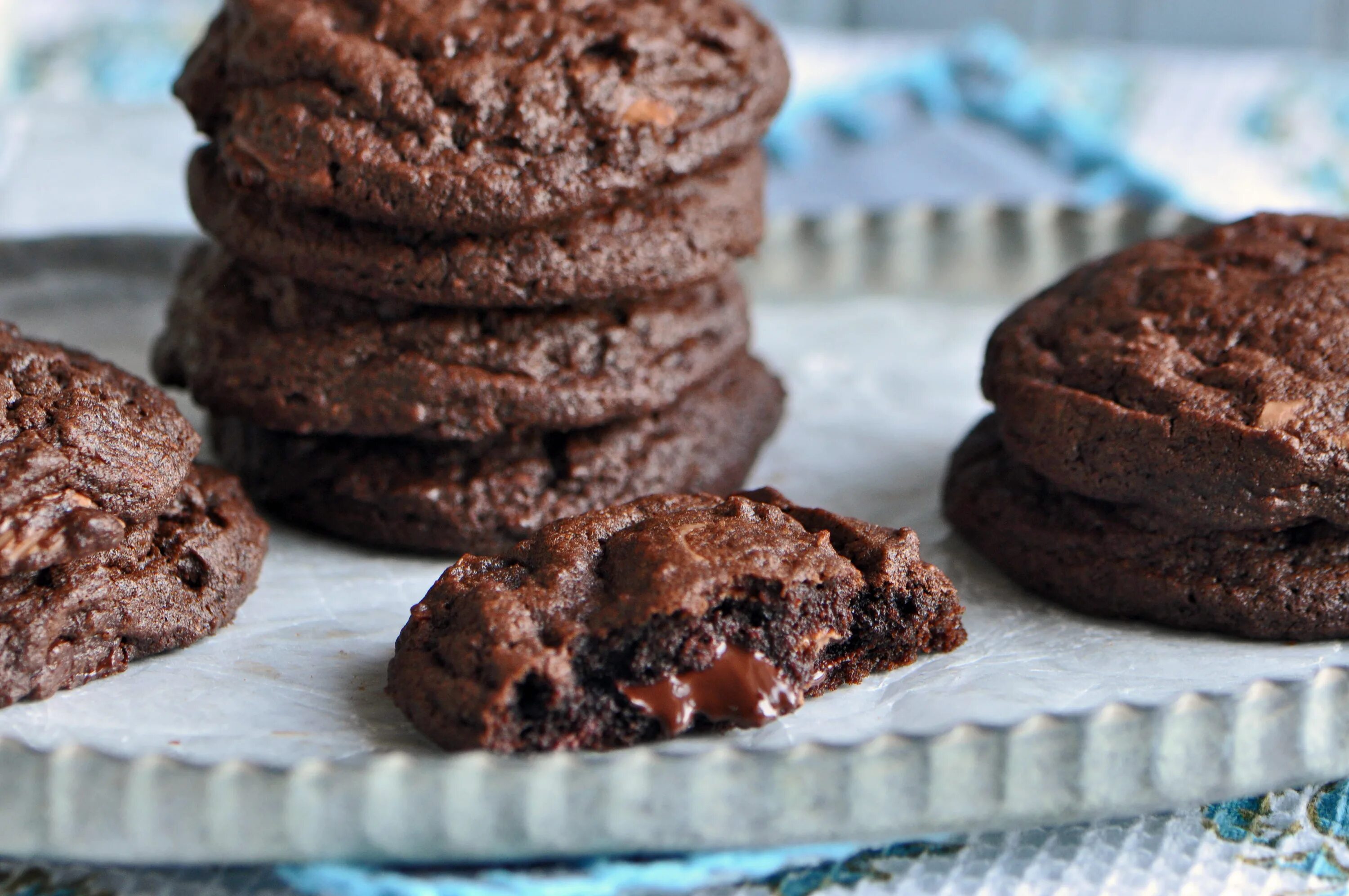 Печенье cookies с шоколадом. Шоколадное печенье. Печенье шоколадное с шоколадными кусочками. Американское шоколадное печенье. Американское печенье с шоколадом.