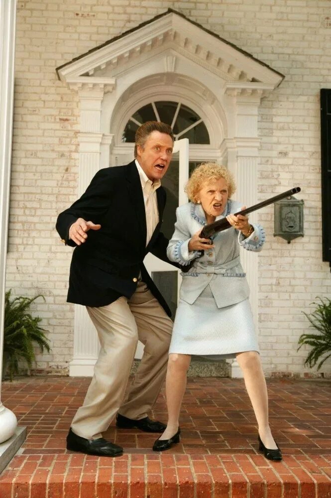 Женщина открывает дверь. Встречаем гостей. Открытые двери. Друзья пришли в гости. Друзья на пороге.