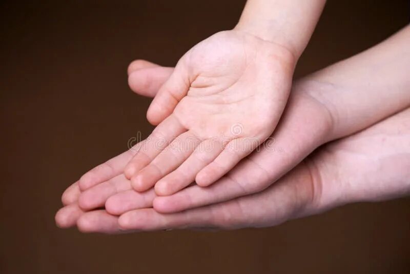 3 ладони. Три ладошки. Семья 3 руки. Три поколения руки. Руки мама папа и ребенок ладони.