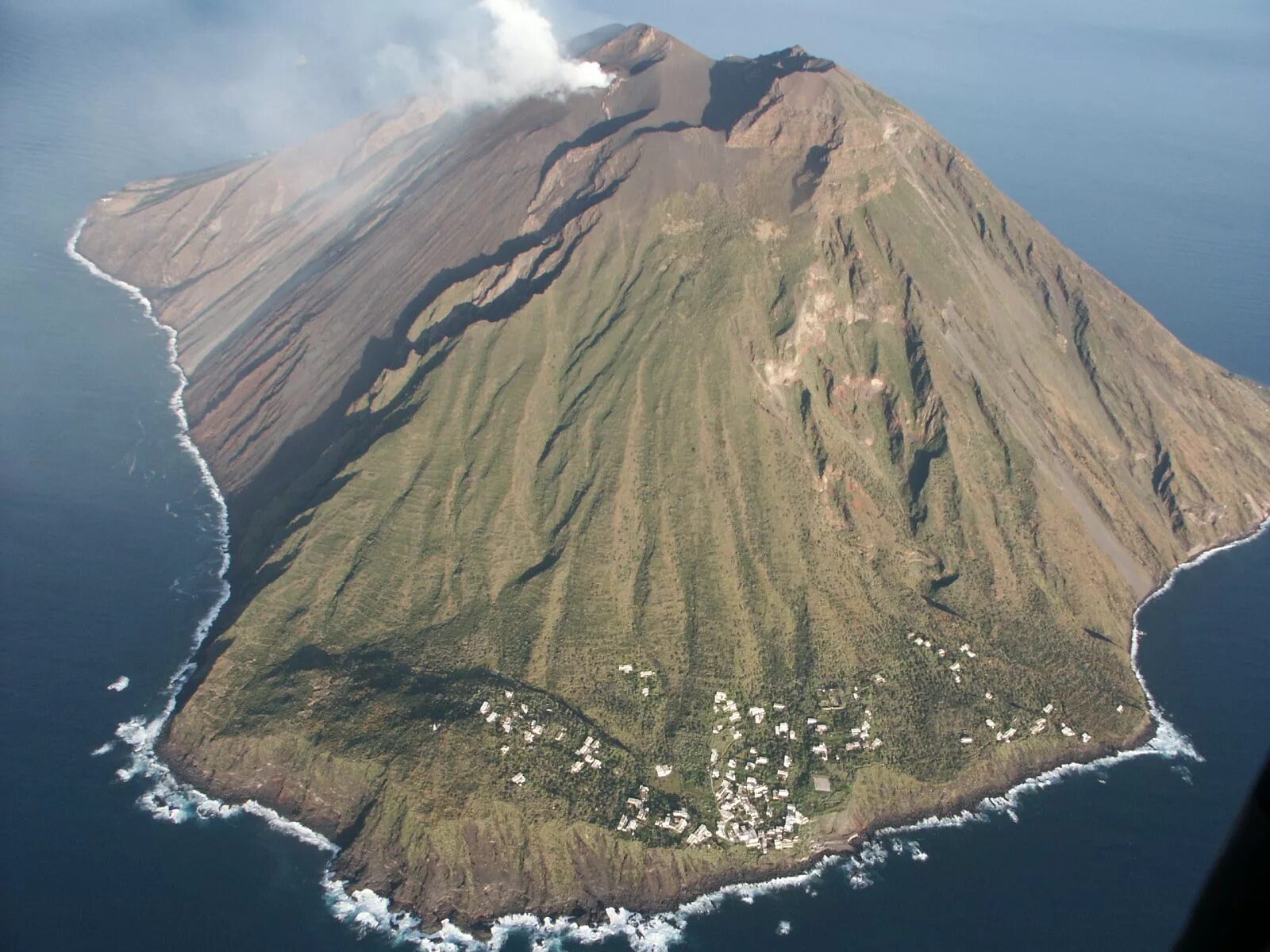 Volcano island. Сицилия остров Стромболи. Остров вулкан Стромболи. Стромболи Липарские острова. Вулкан Стромболи в Италии.