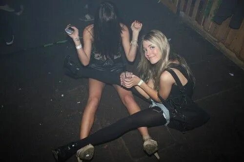 Девушки в колготках на вечеринке. Девочки в клубе. Телевизор bravis led-49e3000 49" (2016). Вечеринка девочек. Раздевание в ночном клубе.