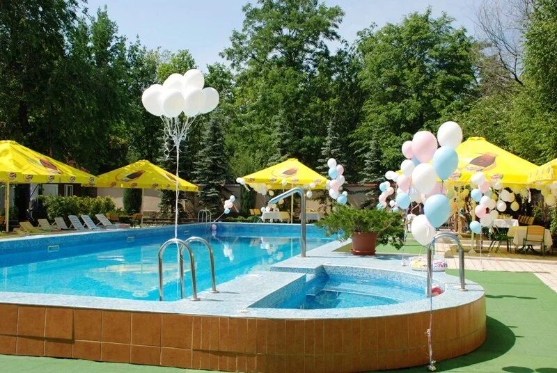 Украсить бассейн. Торт бассейн для мальчика. Детский бассейн украшенный. Вечеринка у бассейна. Украшение бассейна шариками.