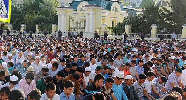 Совершение праздничного намаза ураза байрам. Памятник уразу Джандосову Алматы.