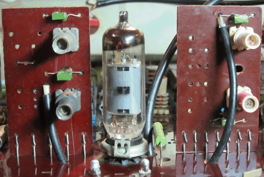 возбуждается усилитель