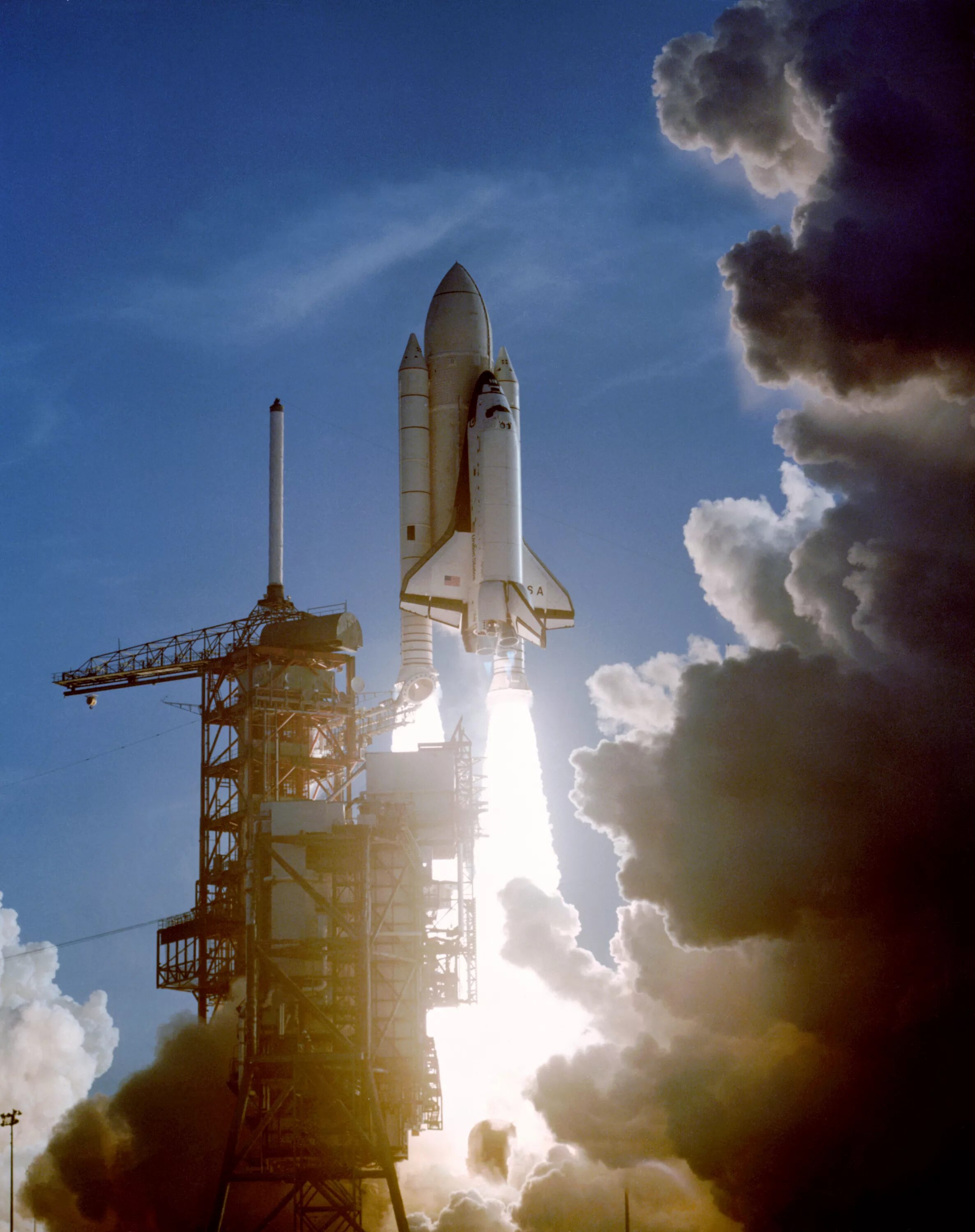 Первый межпланетный полет. Спейс шаттл 1981. Шаттл Челленджер. Спейс шаттл первый полет. Шаттл Колумбия STS-1 1981.