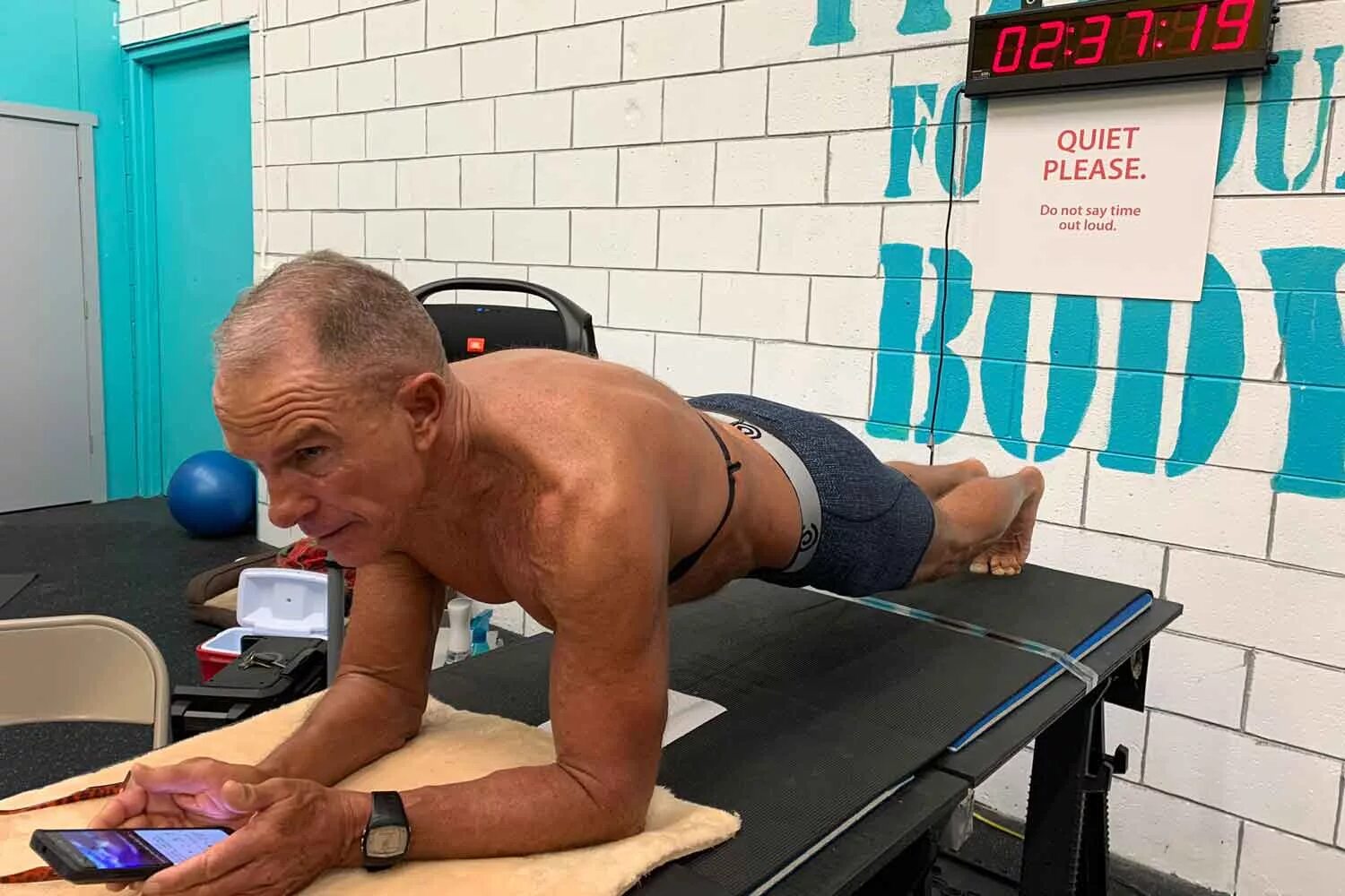 Шотландец ангус барбьери. Рекордсмен по поеданию еды. Мировые рекорды гиннесса 2022. Рекорды гиннесса 2022 спорт. Рекорд по голоданию.