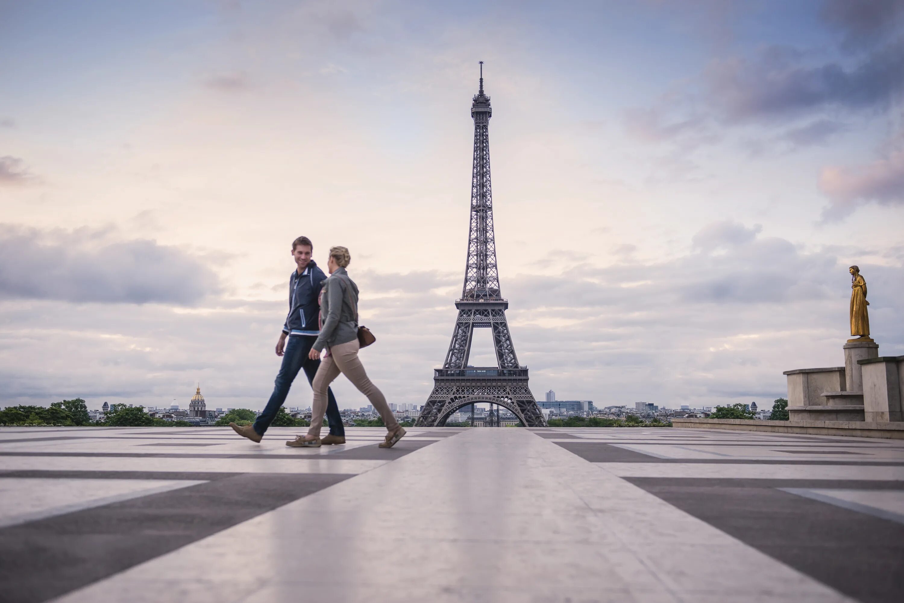Эйфелева башня в Париже. Париж город любви. Париж люди. Эйфелева башня с людьми. France travel