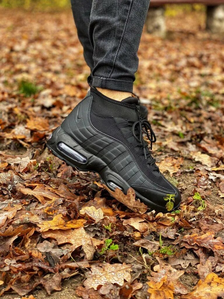 Осенние найк мужские. Nike Air Max 95 зимние черные. Nike Air Max 95 зимние мужские. Nike Air Max 95 Sneakerboot на ноге. Nike Air Max осень.