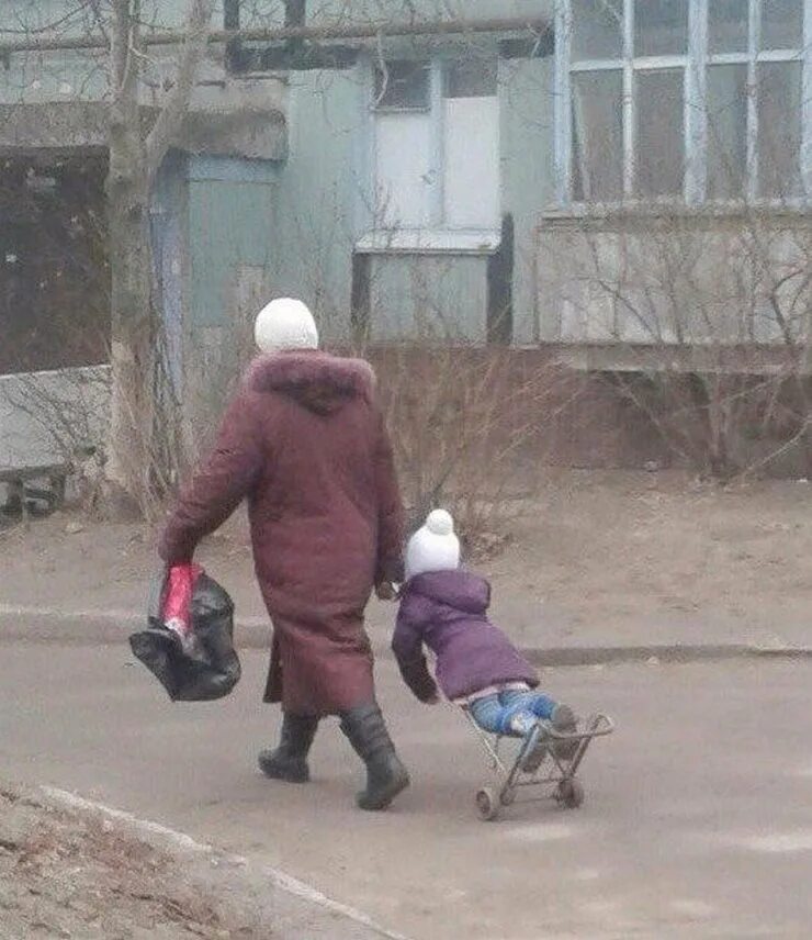 Включи бабушка папа. Бабушка с ребенком. Бабушка с ребенком на улице. Бабушка с младенцем прикол. Смешные бабушки с внуками.