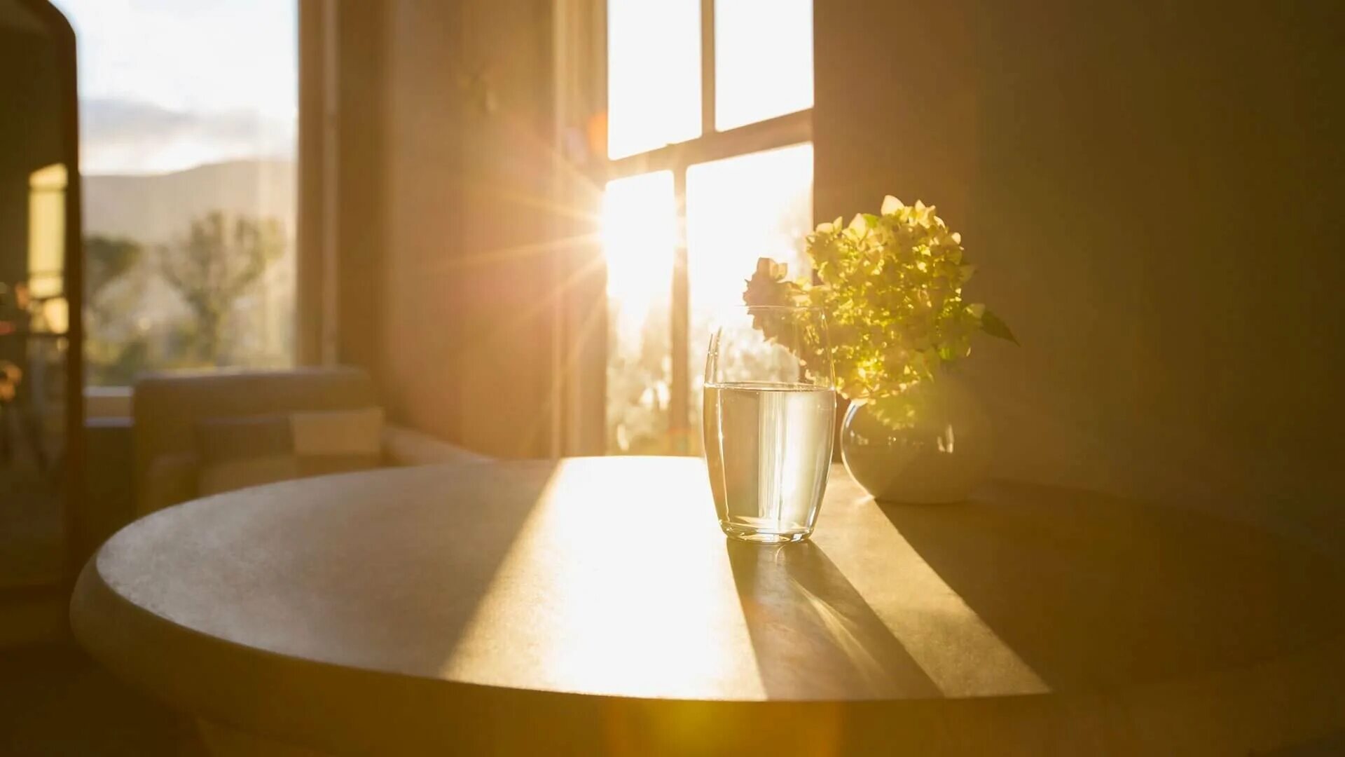 Яркое солнце светит в окна домов. Солнечный свет в комнате. Солнечные лучи в комнате. Утро окно. Лучи солнца в комнате.