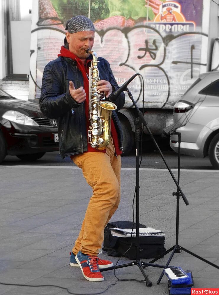 Уличный саксофонист nemiga. Уличный саксофонист. Уличный музыкант саксофон. Уличный саксофонист виртуоз. Саксофонист СПБ.
