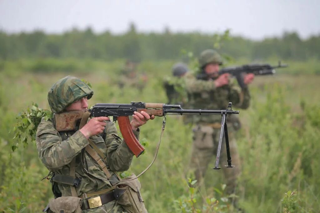 пулемет калашникова пкм. стрельба из ручного пулемета. рпк 74. солдат на стрельбах. солдат стреляет.