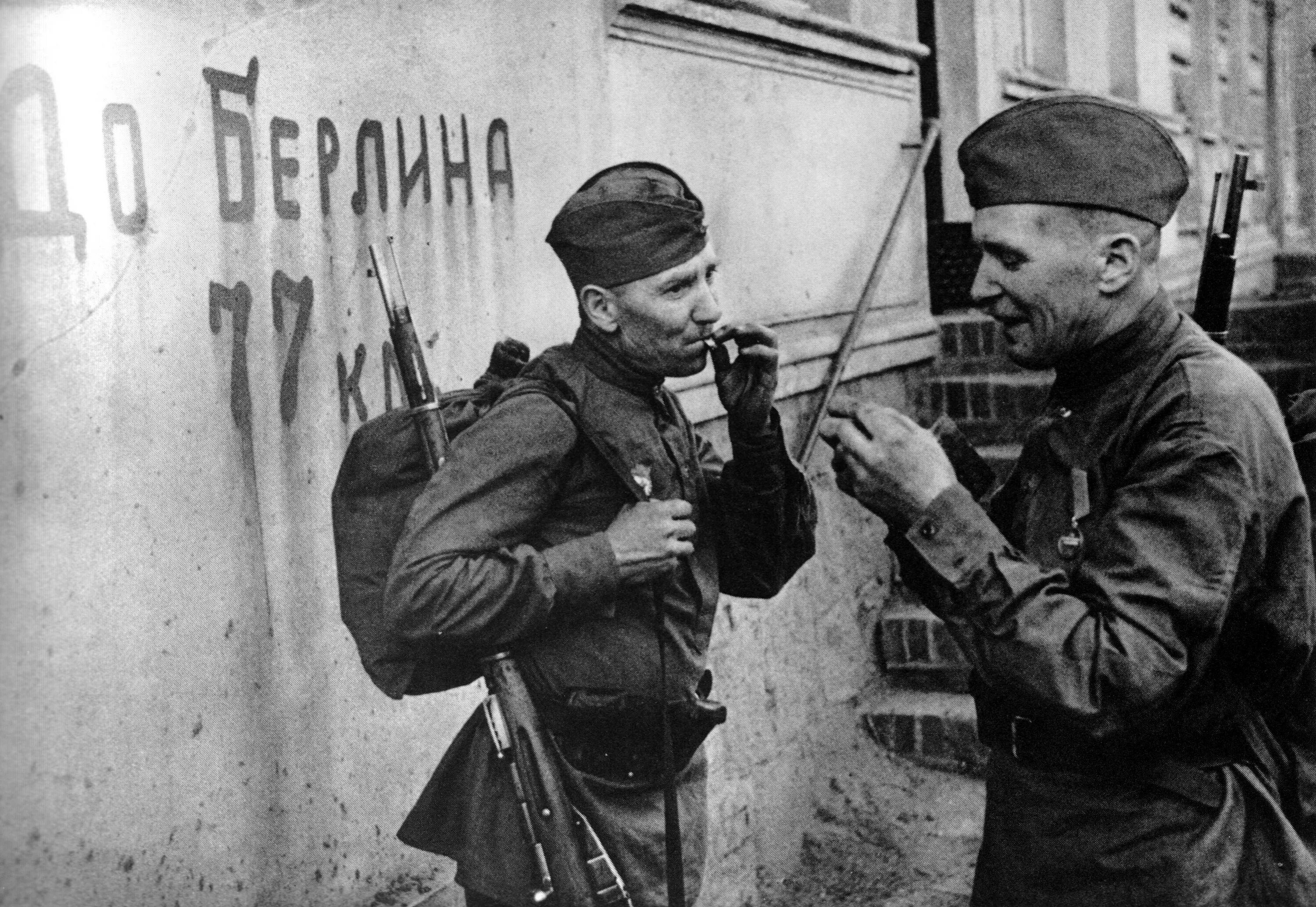 Фотохроника военных лет 1941-1945. Солдаты красной армии 1945 Берлин. Солдаты в Берлине 1945. Советский солдат. Вопрос во время великой отечественной войны