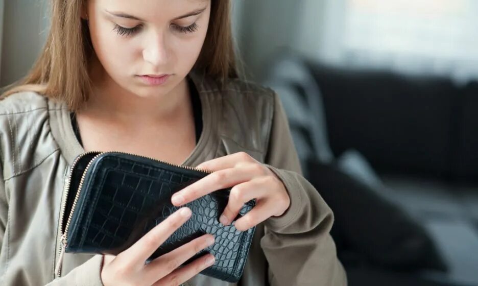 Подросток ворует деньги. Подросток ворует деньги. Ворует деньги у родителей. Ребёнок ворует деньги у родителей. Прятать вещи.