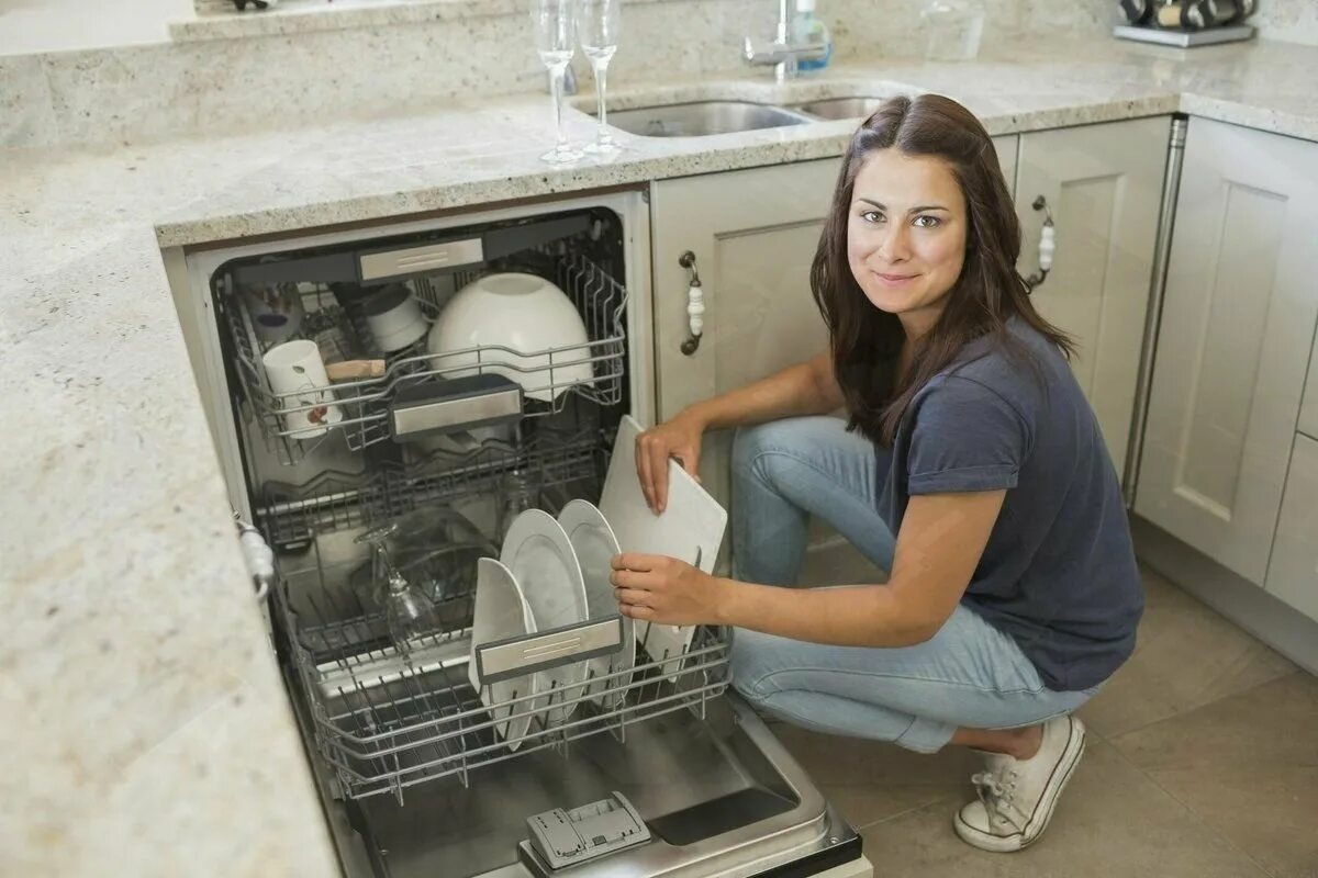 Работа ремонт посудомоечных машин. Для посудомоечных машин. Женщина и посудомоечная машина. Посудомоечная машина на кухне. Посудомоечная машина девушка.