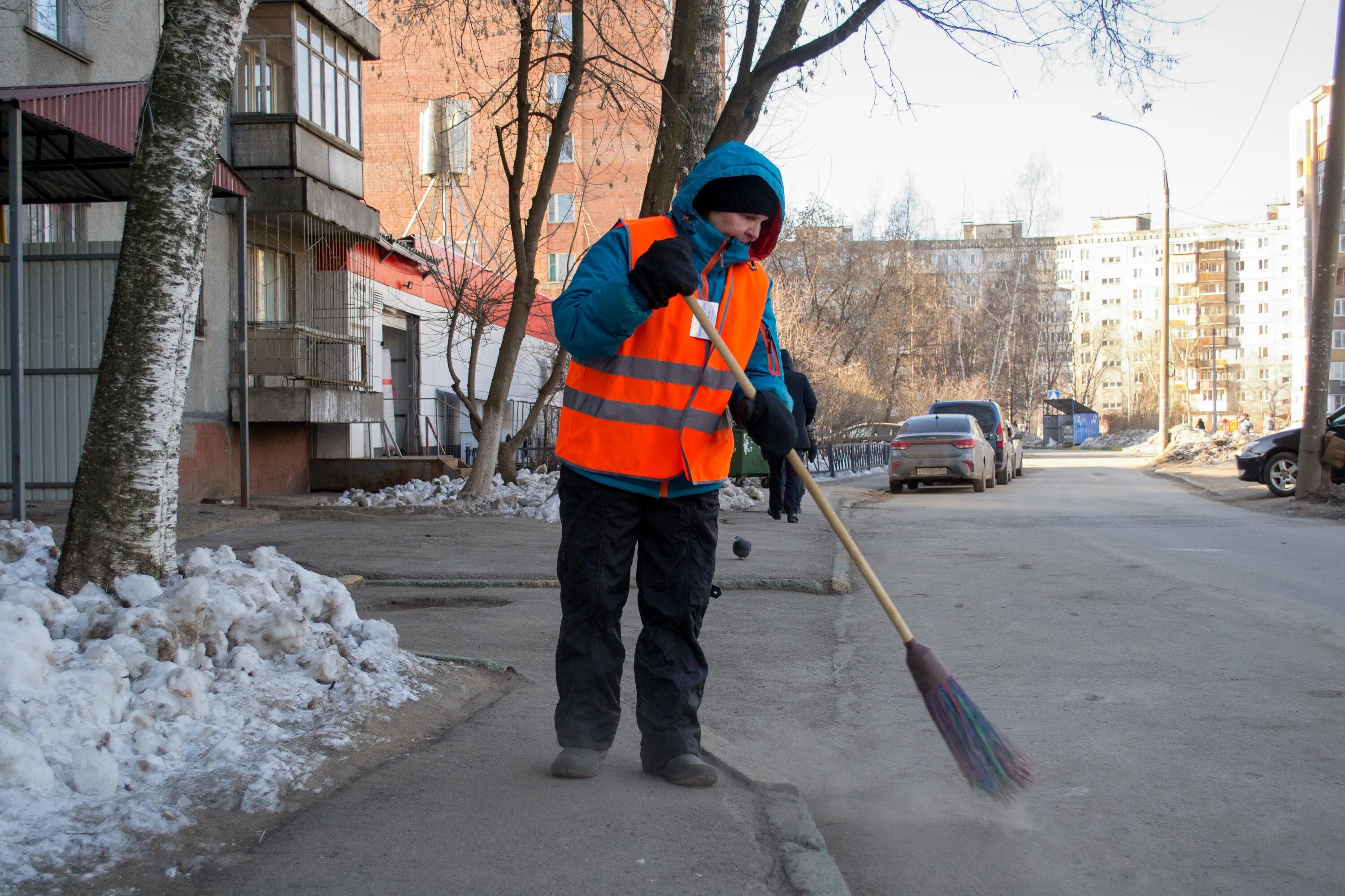Работа коммунальных служб. Дворник. Дворники спб люди. Дворник в москве. Веник для уборки подъездов.