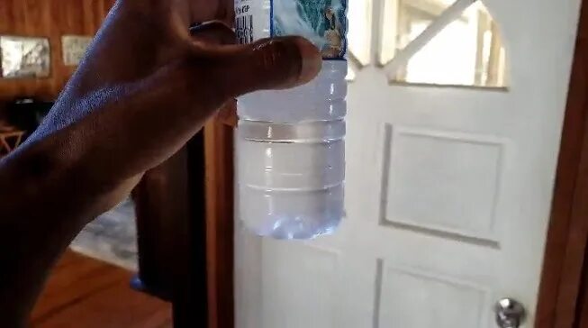 Объяснил без воды. Дно пластиковой бутылки. Бутылка с дырками и водой. Бутылка с водой и 2 отверстиями. Лед в бутылке за секунду.