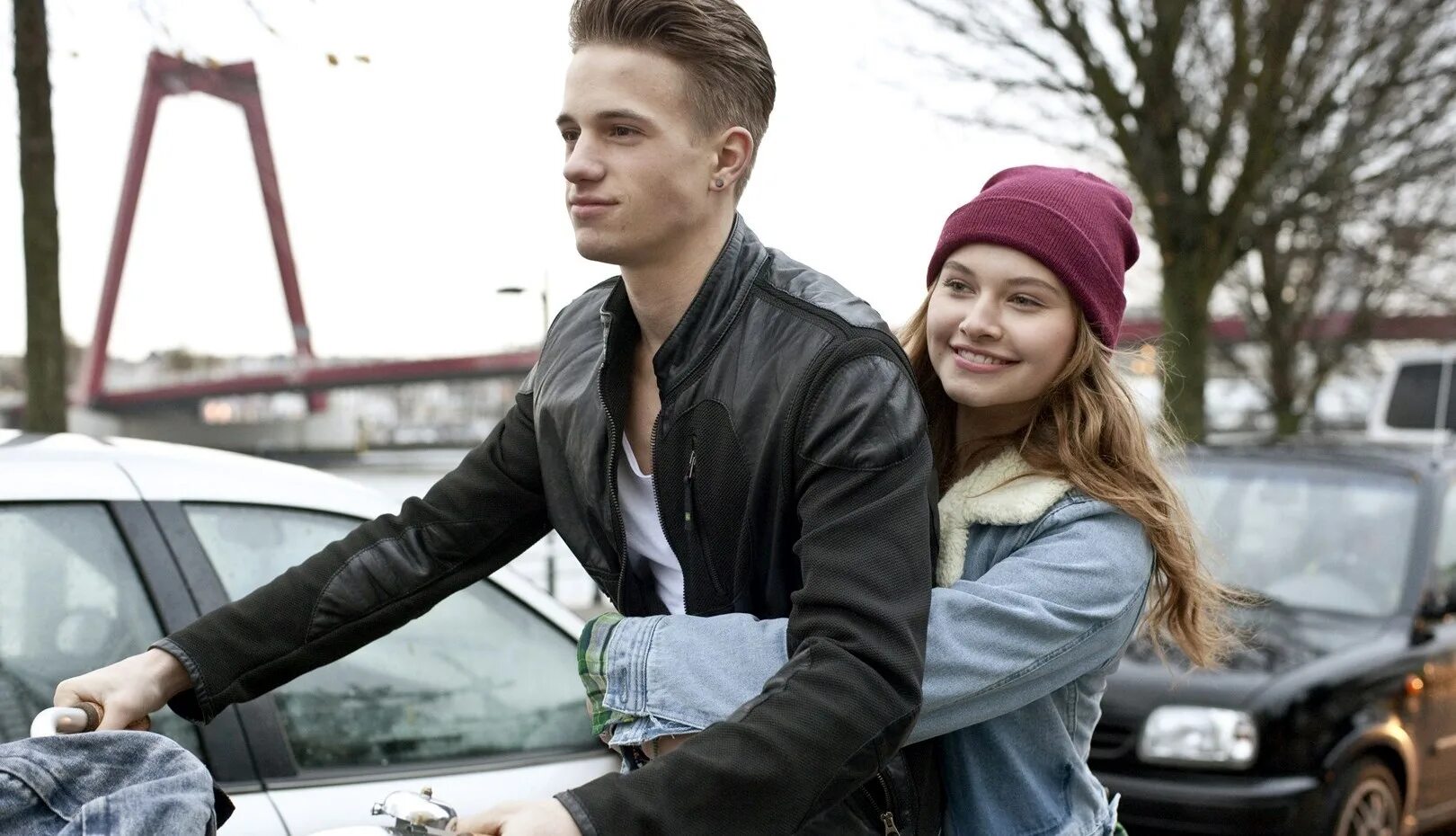 Блондинка в паре. Мелодрамы зак эфрон счастливчик. Популярный парень влюбился в простого парня. Двойная жизнь чарли сан-клауда. Популярный парень влюбился в простого парня.