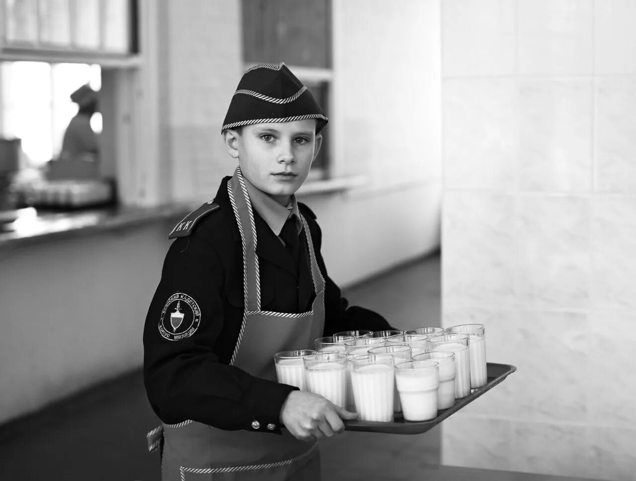 Ваня и оля дежурили в столовой туристического. Дежурные в Советской школе. Дежурство в Советской школе. Дежурная по школьной столовой. Советский юноша.