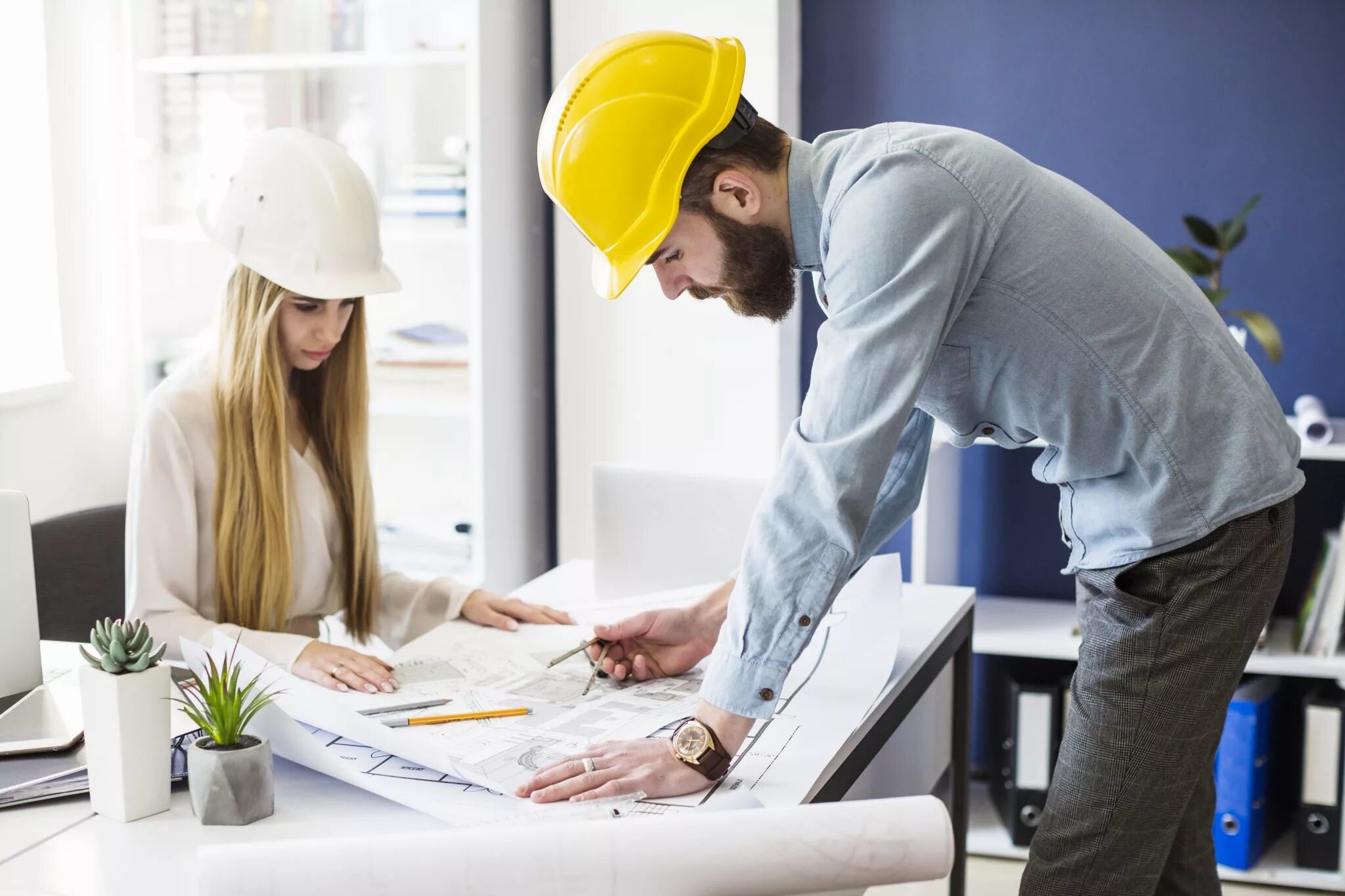 Сметчик проектировщик. Сметное дело в строительстве. Сметчик проектировщик. Проектировщик за компьютером. Инженер на стройке.