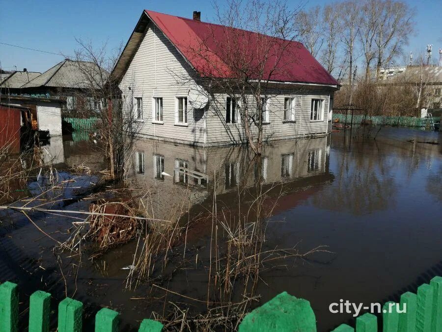 Два затопленных дома. Новокузнецк затопило. Затопленные дома. Затоп в Новокузнецке. Потоп дома.