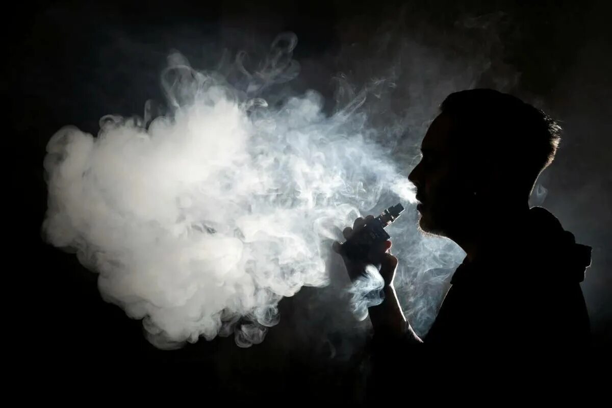 Пар от вейпа. Человек в дыму. Курение дым. Вейп дым. Вместе с дымом сигарет