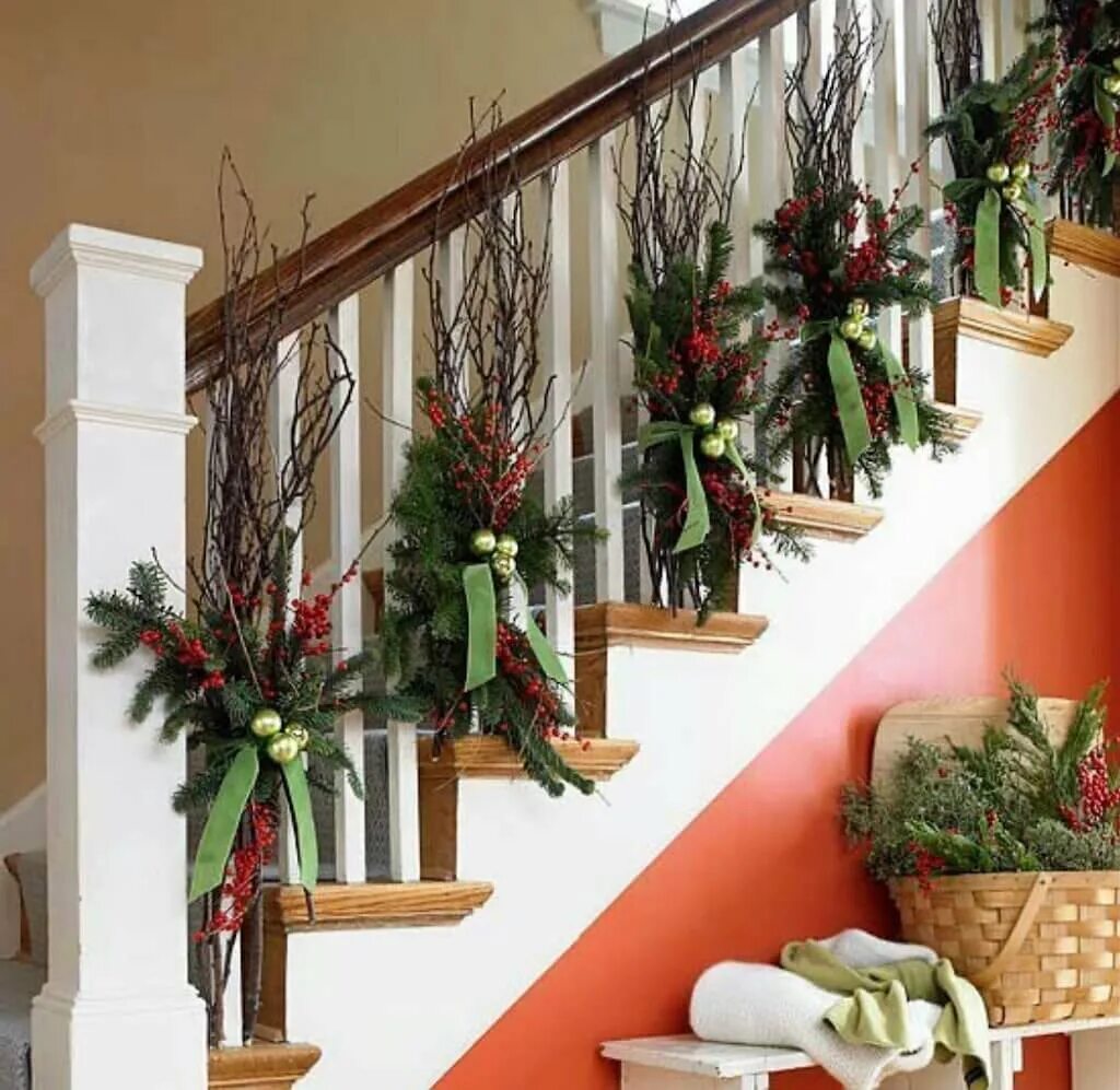Украшения дома на новый. Новогодний декор лестницы. Новогоднее украшение лестницы. Новогоднее украшение перил. Украшение на перила лестницы.