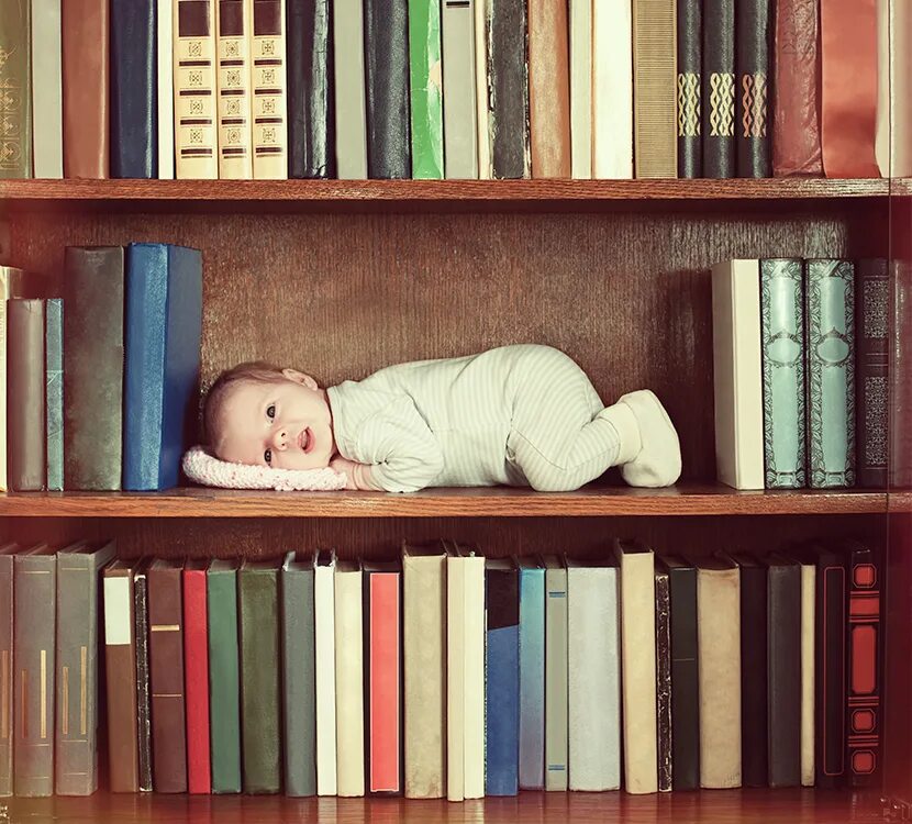 Книга лежит в шкафу. Книжки лежат на полке. Книги на стеллаже лежат. Книги лежат на полке. Лежа на полке.