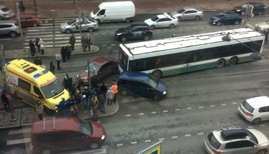 Пассажиры общественного транспорта спб. Дтп с автобусом в санкт петербурге. Дтп с автобусом в санкт петербурге. Автобус в питере врезался в столб. Дтп с автобусом в санкт петербурге.