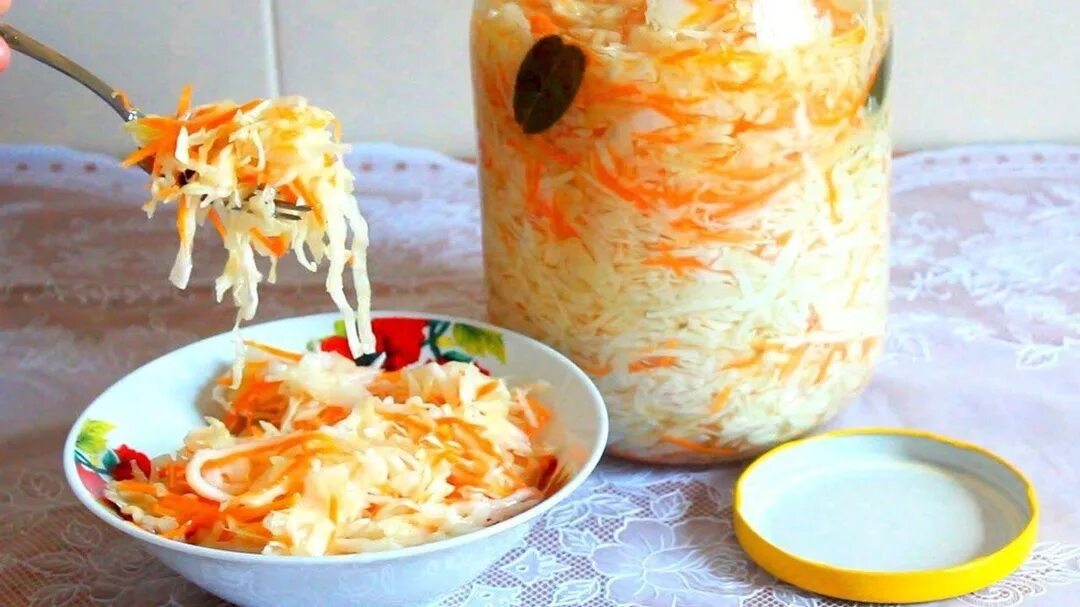 Квашеная капуста хрустящая в банке быстрого приготовления. Маринованная капуста быстрого приготовления хрустящая и сочная. капустка.