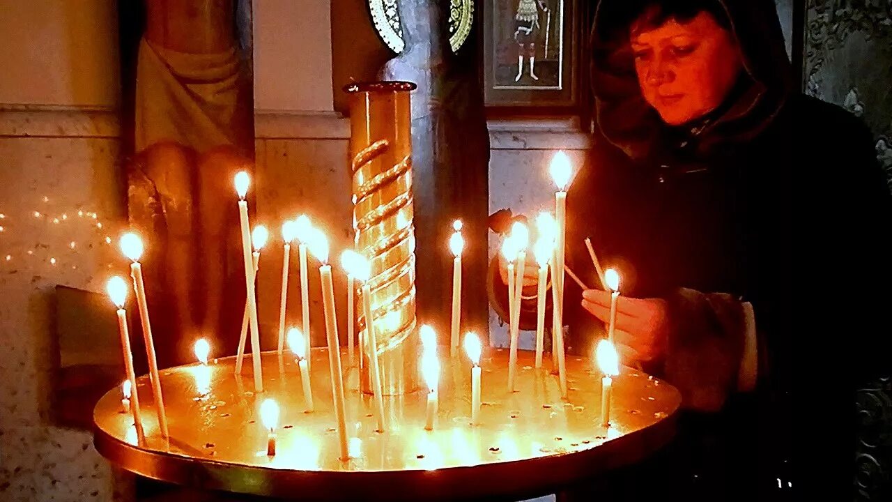 Свечка в храме. Церковные свечи. Свечи в храме за упокой. Свеча за упокоение. Свечка за здравие и упокой