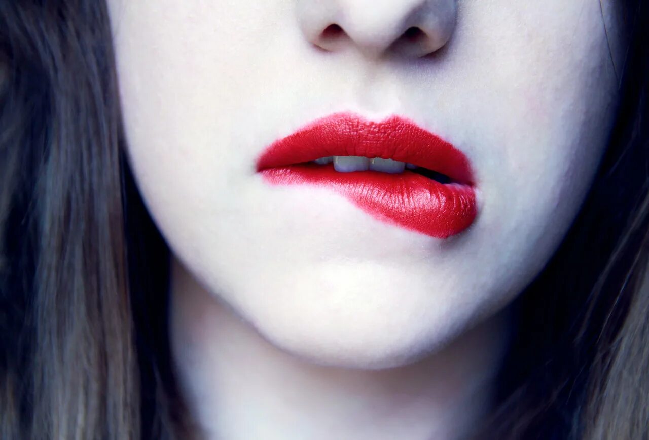 Bit her lip. Девушка кусает губы. Девушка с прикусанной губой. Bit her lip. Девушка с прикусанной губой.