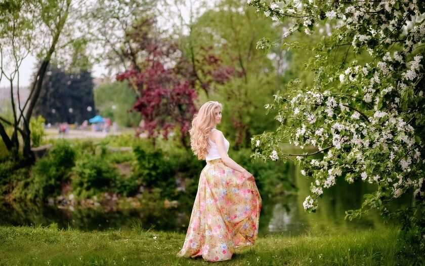 Скачай песни не ходи девки гулять. Фотосессия в цветущем саду. Весенняя девушка. Весенние фотосессии на природе.