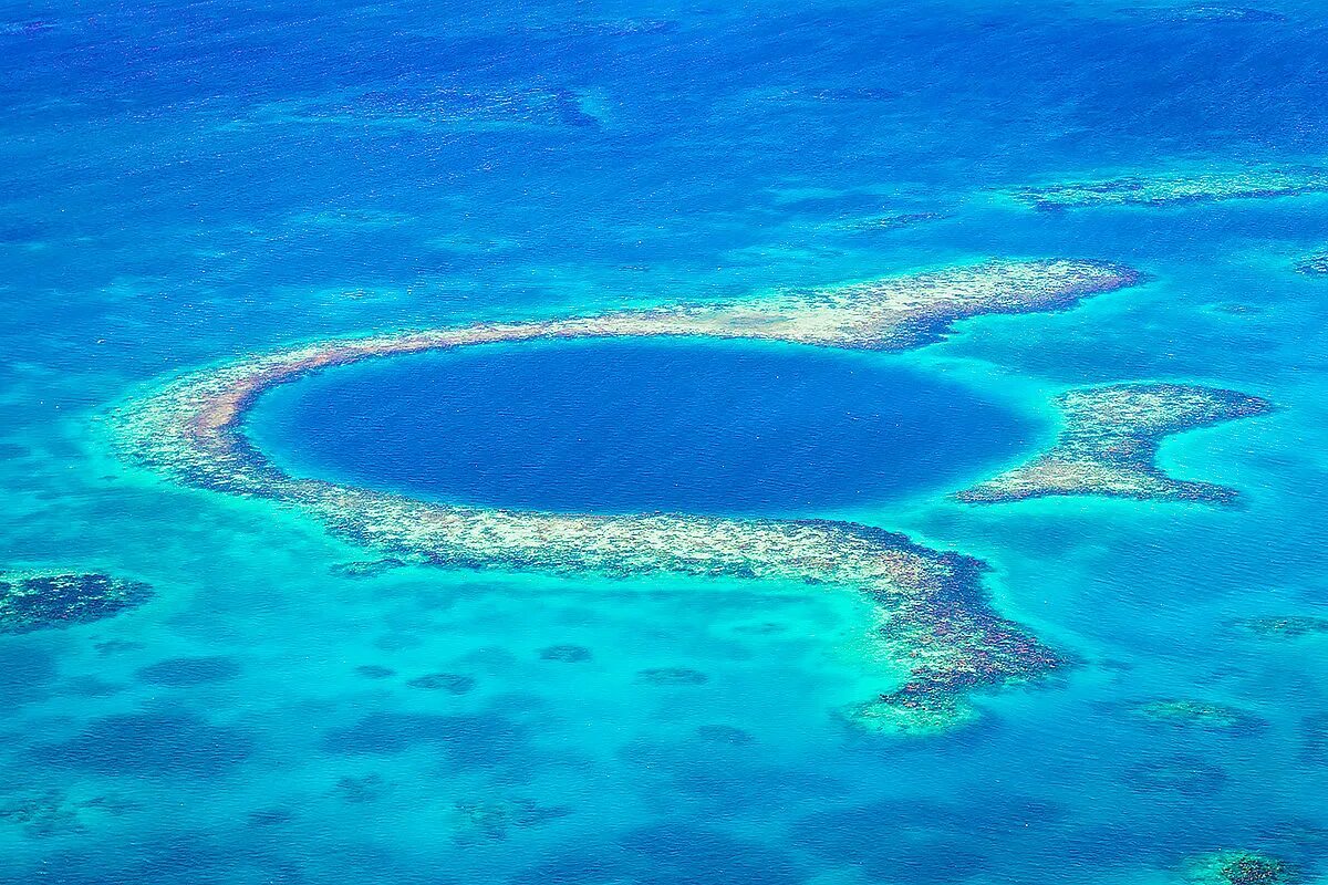 Самое большое море на земле. Барьерный риф Белиз. Белизский Барьерный риф и большая голубая дыра. Большая голубая дыра Белиз.