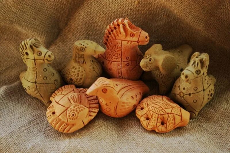 Древние игрушки из глины. Современная глиняная игрушка. Лепка из глины воронеж. Народная глиняная игрушка рязанская. Лепка из глины воронеж.