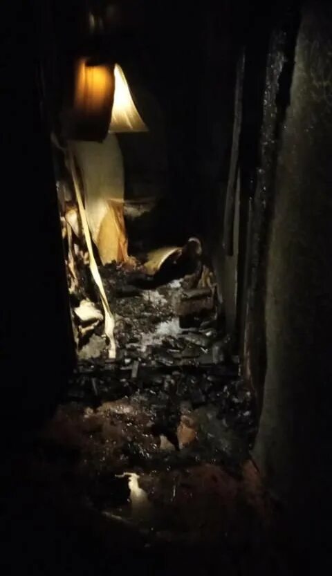 Мужчина умер в квартире. Пожар от зеркала. Спрятался от огня в воронке.