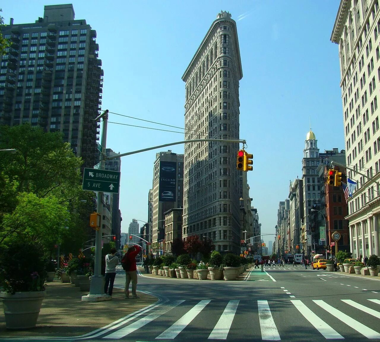 New york city streets. Нью-Йорк Сити Манхэттен улицы. Флэтайрон Нью Йорк. Flatiron в Нью-Йорке. Флэтайрон-Билдинг Нью-Йорк.