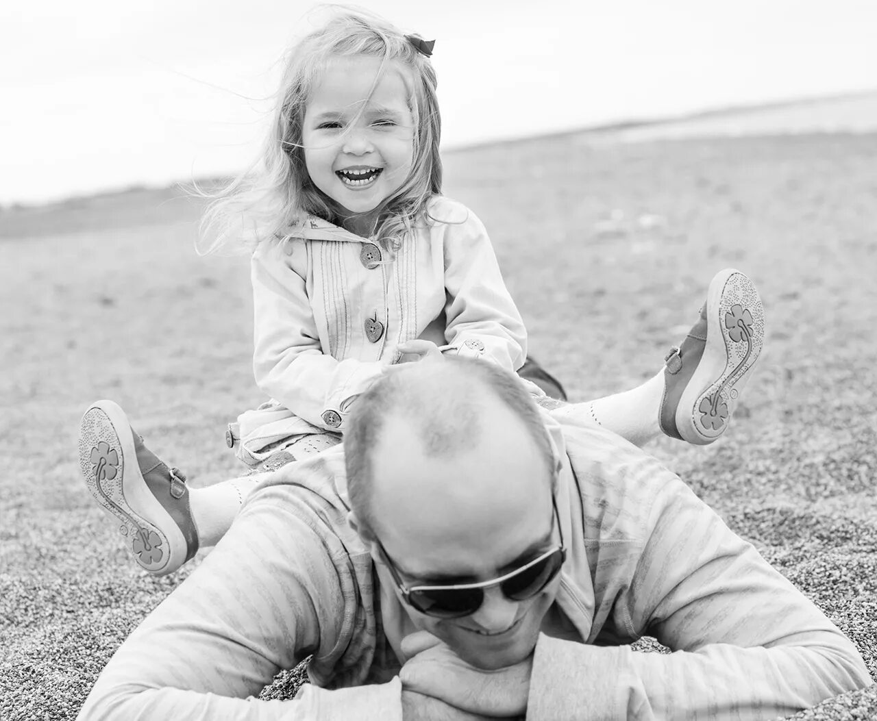 Отчим доч. Отчим картинки. Девочка играется со своим отцом. Девочка играет с отчимом. Маленькая девочка играет с отчимом.