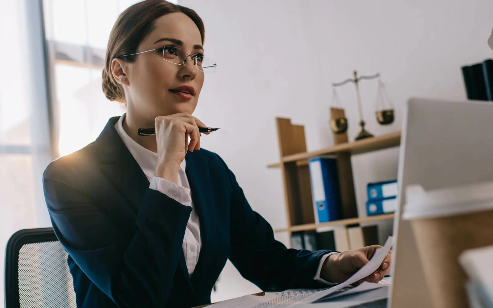 красивая девушка юрист. юридическое образование. студент юрист. студенты экономисты. стажер адвоката.