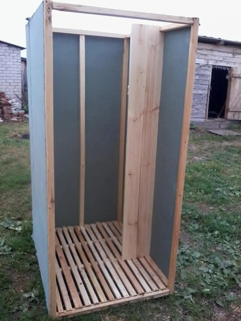 Летний душ для дачи деревянный. Летний душ деревянный. Когда душа поет сделай погромче. Летняя душевая кабинка. Монтаж поддона для душа из кирпича.