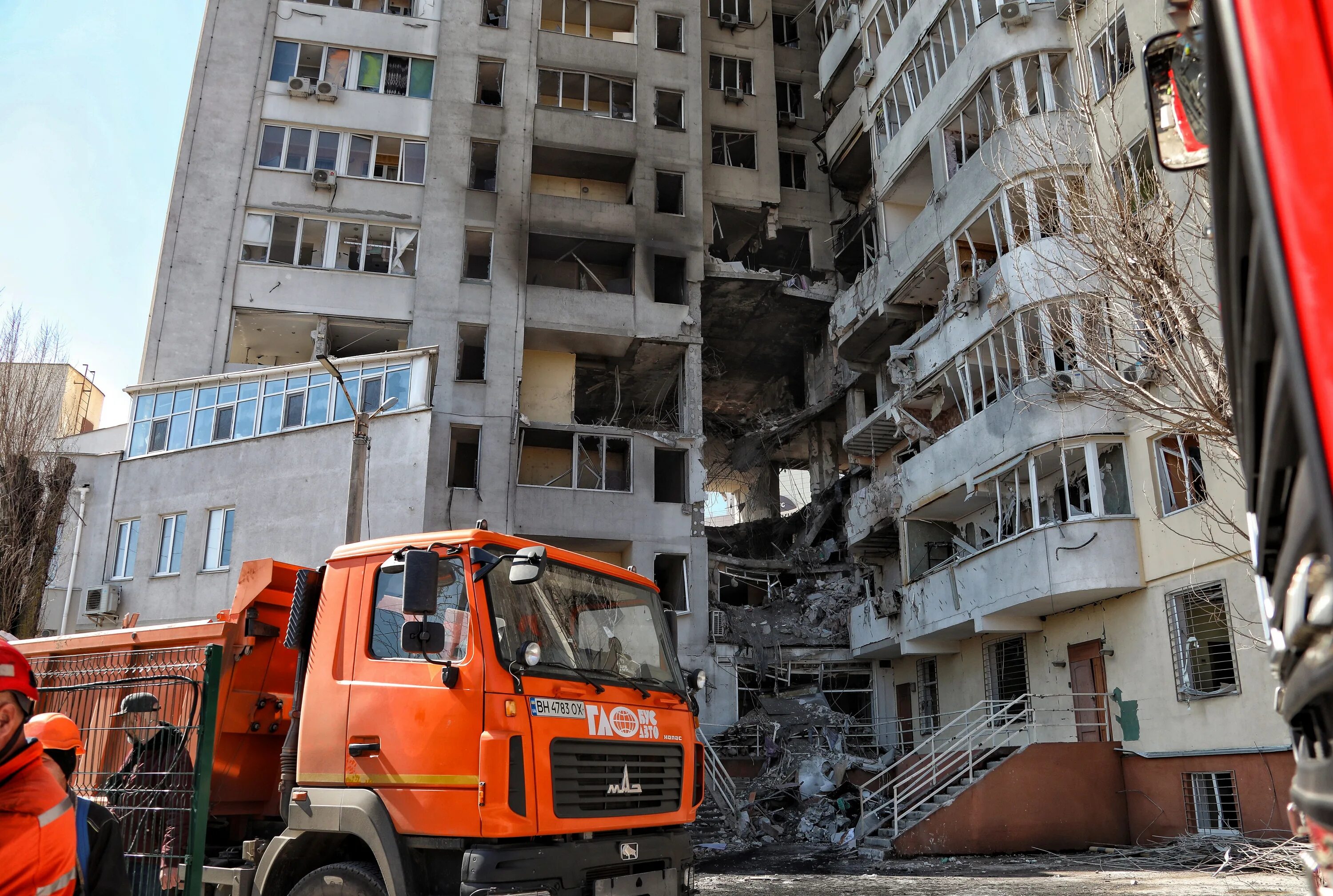 Одесса попадание ракеты в дом в Одессе. Разрушение дома. Разрушенные дома в Одессе.