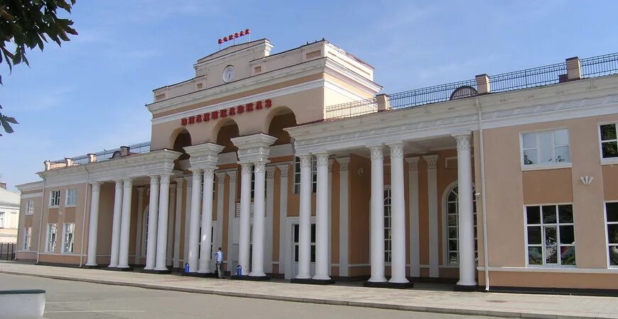 северная осетия жд вокзал. ж/д вокзал владикавказ. вокзал владикавказ. здание железнодорожного вокзала владикавказ. владикавказ здание ж.