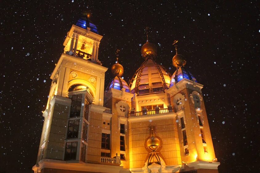 небесный храм подсветка дронами. подсветка фасада храма. архитектурная подсветка церкви. архитектурная подсветка церкви. освещение куполов храм александра невского казань.