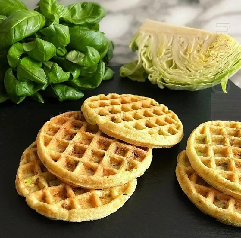 морковные вафли в вафельнице. венские вафли с морковью. вафли капустные с тимьяном. закуска из цветной капусты. вафли из капусты.