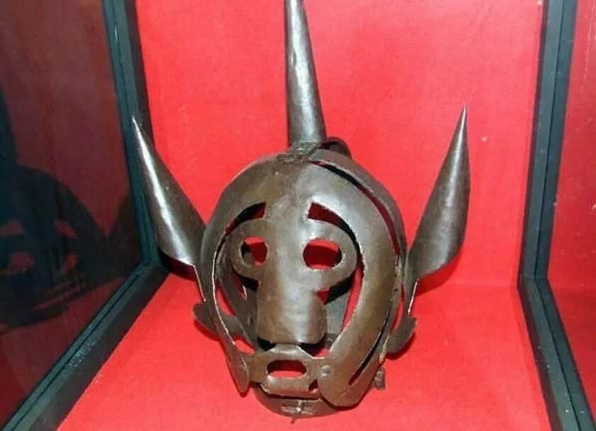 маска для пыток. пыточные маски средневековья. маска для пыток. орудия пыток железная маска. железная маска позора средневековье.